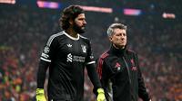 Kiper Liverpool Alisson Becker (kiri) pada pertandingan melawan Galatasaray di Liga Champions. (Ozan KOSE / AFP)