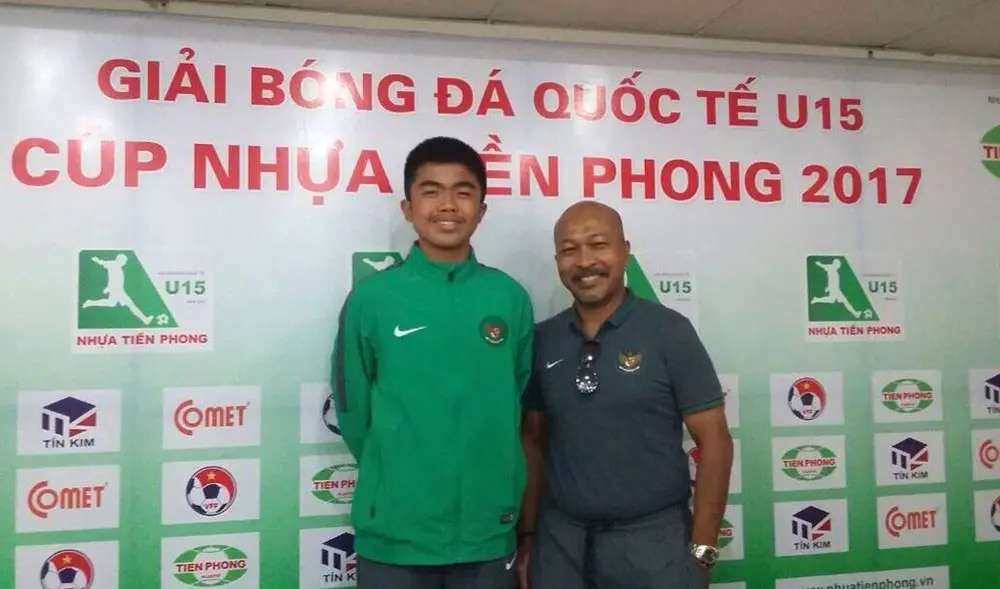 Pelatih Timnas U-16, Fachri Husaini, dan M. Uchida dalam sesi konferensi pers jelang partai melawan Myanmar dalam turnamen di Vietnam, Selasa (13/6/2017). (Bola.com/Dok. PSSI)