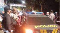 Polsek Pesanggrahan mengamankan tiga pelajar SMP&nbsp;lantaran berencana melakukan tawuran dengan sekolah lain di kawasan Ulujami, Pesanggrahan, Jakarta Selatan. (Liputan6.com/Ady Anugrahadi)