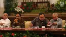 Menteri PPN/Kepala Bappenas Bambang Brodjonegoro (kedua kanan) bersama Menteri ART/Kepala BPN Sofyan Djalil, Gubernur Kaltim Isran Noor dan Menteri PUPR Basuki Hadimudjono saat konferensi pers terkait pemindahan Ibu Kota di Istana Negara, Jakarta, Senin (26/8/2019). (Liputan6.com/Angga Yuniar)