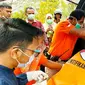 Polisi mengevakuasi jasad terbakar di rumah kosong, Jalan Parit Indah Pekanbaru. (Liputan6.com/M Syukur)