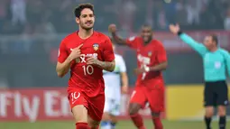 Alexandre Pato merayakan golnya saat melawan South Hyundai Jeonbuk Korea di Liga Champions AFC  di Tianjin (14/3). Poster tersebut bertuliskan memohon Pato bermain bagus karena "Dilraba menonton siaran langsung". (AFP Photo)