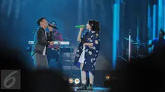 Vokalis Noah, Ariel berkolaborasi dengan vokalis Geisha , momo di panggung Move On Party 2016 di Jakarta, (31/12). Sejumlah artis papan atas Indonesia turut menghibur Masyarakat yang berkunjung ke pantai Ancol. (Liputan6.com/Herman Zakharia)