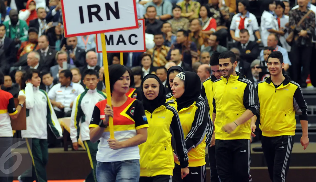 Karateka asal Iran mengikuti defile pembukaan WKF World Junior, Cadet and U-21 Championship 2015 di ICE Serpong, Banten, Kamis (12/11). 1.425 peserta dari 91 negara berlaga di ajang ini. (Liputan6.com/Helmi Fithriansyah)