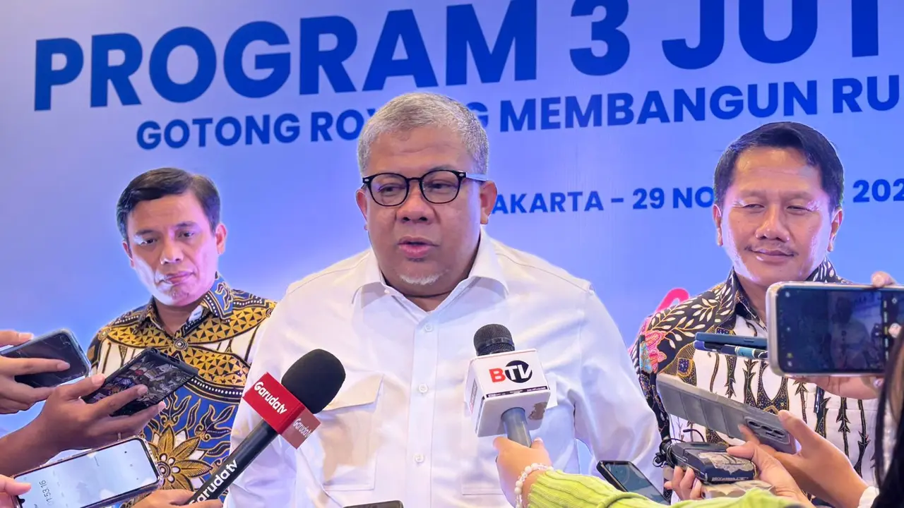 Wakil Menteri Perumahan dan Kawasan Permukiman (PKP)  Fahri Hamzah usai dialog  Percepatan Penyaluran Program 3 Juta Rumah, di Jakarta, Jumat (29/11/2024). (Tira/Liputan6.com)