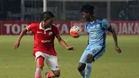 Kapten Persija Jakarta, Ismed Sofyan (kiri) dihalangi pemain Persela (Helmi Fithriansyah/Liputan6.com)