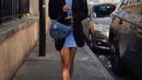 Street style but make it like a lady boss! Alyssa tampak mengenakan mini dress berwarna baby blue yang ditumpuknya dengan oversized blazer hitam, bisa jadi inspirasi workwear yang juga menarik. Ia memadukan penampilannya dengan sneakers dan tas Dior. Foto: Instagram.