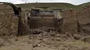 Sebuah rumah rusak terlihat setelah banjir besar di provinsi Baghlan di Afghanistan utara, Sabtu (11/5/2024). (AP Photo/Mehrab Ibrahimi)