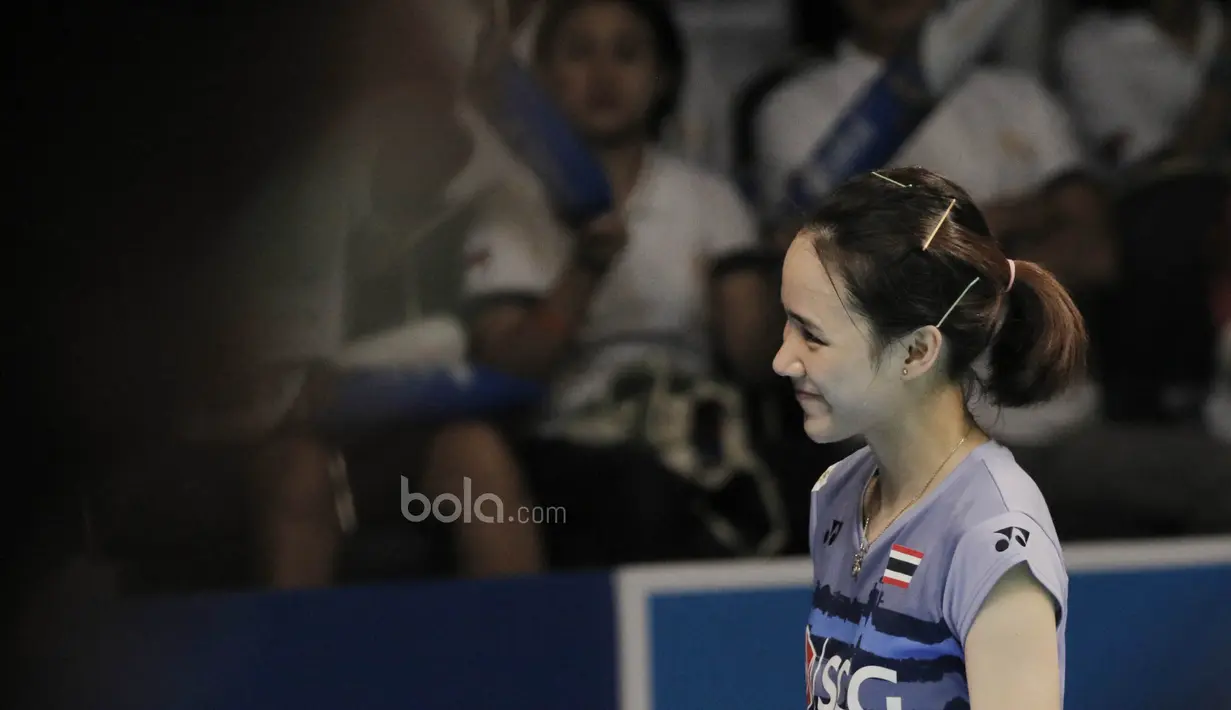 Tunggal putri Thailand, Nitchaon Jindapol, saat melawan tunggal putri Jepang, Sayaka Sato. Jindapol merupakan pemain masa depan Thailand. (Bola.com/M Iqbal Ichsan)