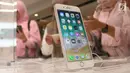 Sebuah iPhone 8 terbaru dipajang di gerai  iBox, Central Park, Jakarta, Jumat (22/12). iPhone 8, iPhone 8 Plus, dan iPhone X dijual dengan harga 15 hingga 20 juta rupiah tergantung kapasitas memori. (Liputan6.com/Angga Yuniar)