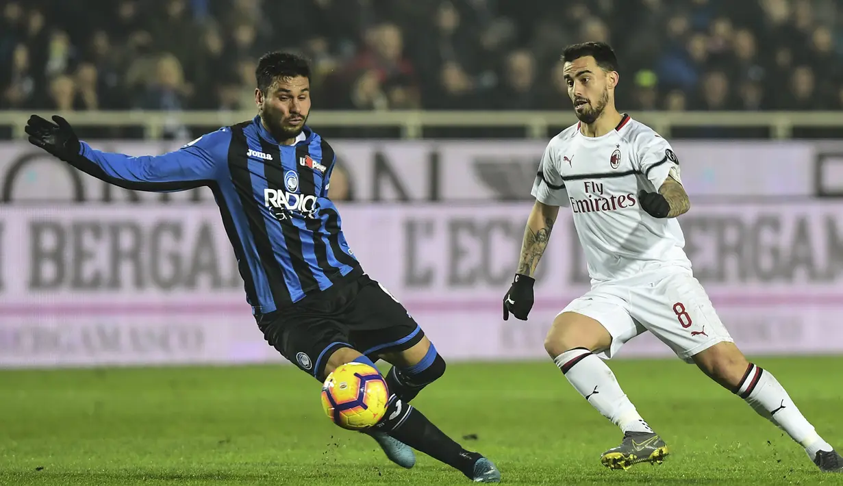 Gelandang AC Milan, Suso, berebut bola dengan bek Atalanta, Luis Palomino, pada laga Serie A di Stadion Atleti Azzurri d'Italia di Bergamo, Sabtu (16/2). Atalanta kalah 1-3 dari Milan. (AFP/Miguel Medina)