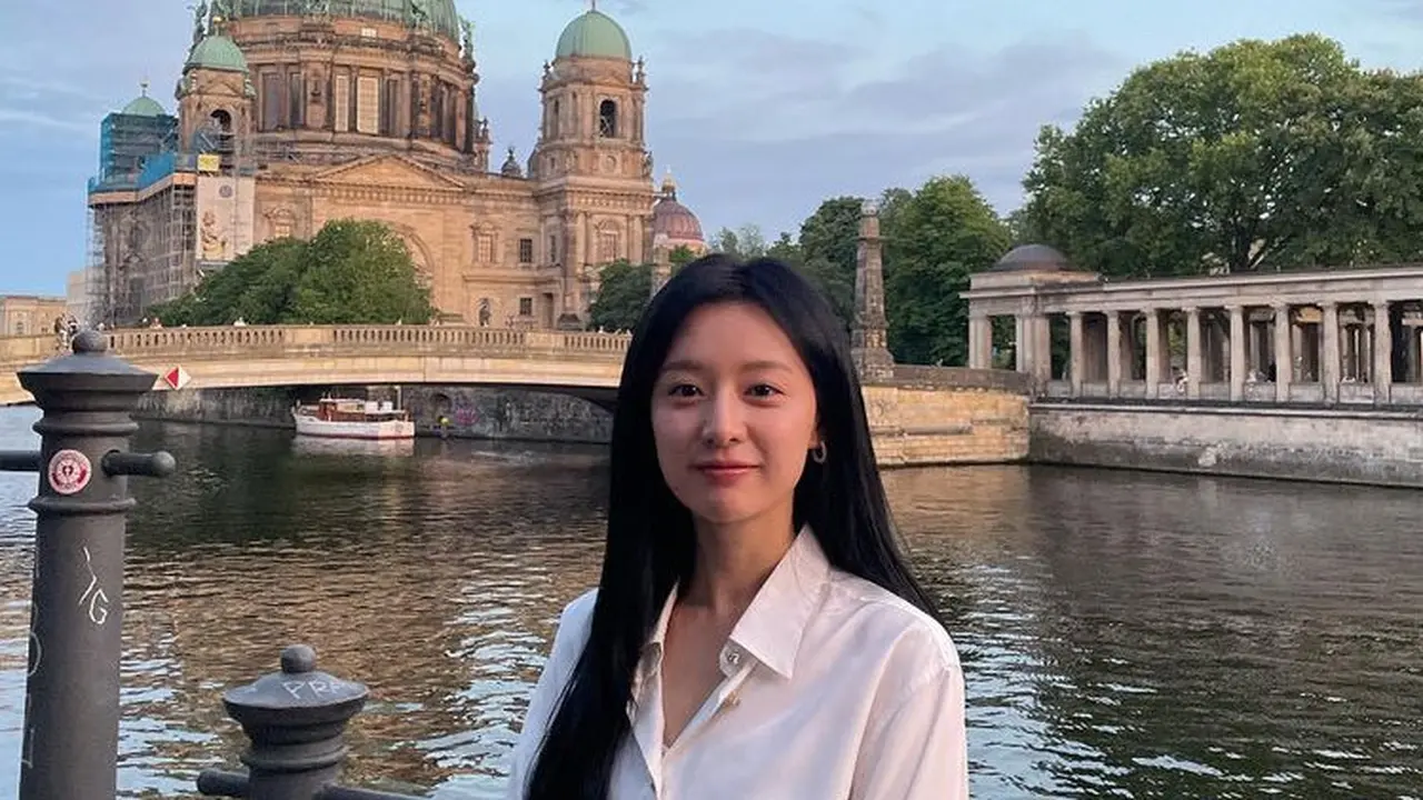 Transformasi Gaya Rambut Kim Ji Won. [@geewonii]