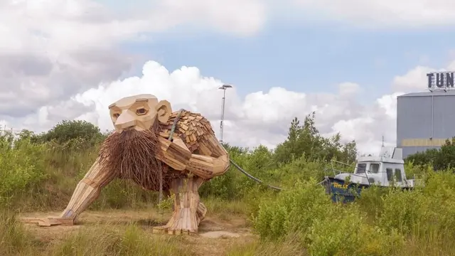 Pria Ini Buat Patung Troll Raksasa dari Kayu Daur Ulang, 6 Hasilnya Bikin Takjub