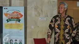 Gubernur Jawa Tengah Ganjar Pranowo berjalan keluar Gedung KPK usai menjalani pemeriksaan, Jakarta, Rabu (7/12). Ganjar dimintai keterangan sebagai saksi terkait kasus dugaan korupsi pengadaan e-KTP 2011-2012. (Liputan6.com/Helmi Afandi)
