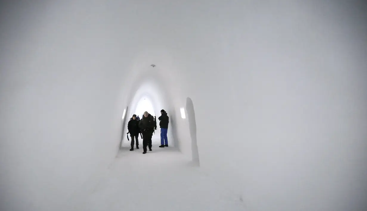 Pengunjung meninggalkan Ice hotel di Jukkasjarvi, Swedia, (16/12/2015). Hotel ini menawarkan sensasi menginap di tengah dinginnya udara hingga membuat tubuh menggigil. (REUTERS/Ints Kalnins)