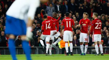 Para pemain Manchester United merayakan gol ketiganya yang dicetak oleh Paul Pogba pada pertandingan Liga Eropa, Manchester United menjamu Fenerbahce di stadion Old Trafford, Manchester, Inggris (20/10). (Reuters/Jason Cairnduff)