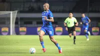 Pemain Persib Bandung, David Da Silva menggiring bola pada laga lanjutan pekan ke-3 BRI Liga 1 2023/2024 antara Persib Bandung melawan Dewa United FC di Stadion Gelora Bandung Lautan Api (GBLA), Bandung, Jumat (14/07/2023). (Bola.com/Bagaskara Lazuardi)