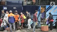 Pemudik arus balik turun dari bus antarkota antarprovinsi (AKAP) saat tiba di Terminal Kampung Rambutan, Jakarta, Senin (1/5/2023). (merdeka.com/Iqbal S Nugroho)