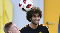 Gelandang Belgia, Kevin De Bruyne dan Marouane Fellaini saat mengikuti sesi latihan tim di Dedovsk, Moskow, (8/7). Belgia akan bertanding pada semifinal Piala Dunia 2018 melawan Prancis. (AFP Photo/Franck Fife)