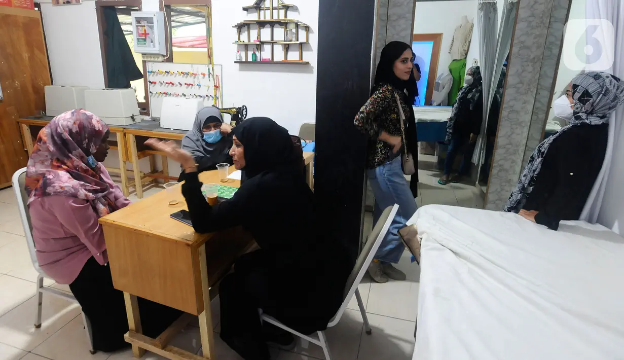 Pengungsi saat mengikuti pelatihan di Peace Educational Shelter, Cisarua, Jawa Barat, Selasa (17/1/2023). Kegiatan yang diinisiasi oleh Peace Educational Shelter secara gratis dengan tenaga pengajar berasal dari para pengungsi sendiri di tengah keterbatasan dana dan tenaga mereka yang bertujuan mengisi kesibukan sehari-hari dengan berbagai kegiatan positif  di tengah ketidakpastian mereka mendapatkan tempat di pihak negara ketiga. (merdeka.com/Arie Basuki)