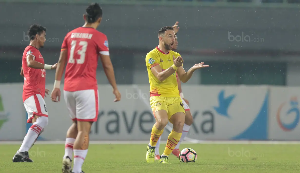 Ilija Spasojevic melakukan protes kepada wasit usai melakukan pelanggaran kepada pemain Persija Jakarta pada lanjutan Liga 1 2017 di Stadion Patriot Bekasi, Sabtu (12/11/2017). Bhayangkara kalah dari Persija 1-2. (Bola.com/Nicklas Hanoatubun)