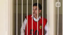 Terdakwa kasus pelanggaran UU ITE Adam Deni berada dalam ruang tahanan Pengadilan Negeri Jakarta Utara, Selasa (7/6/2022). Adam Deni menjalani sidang lanjutan atas dugaan pelanggaran UU ITE yang beragendakan pembacaan nota pembelaan atau pledoi atas tuntutan 8 tahun penjara dari Jaksa Penuntut Umum (JPU). (Liputan6.com/Herman Zakharia)