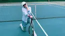 pribadinya, Syahrini membagikan potret dirinya saat latihan tenis. Penampilannya saat olahraga pun tampak begitu fashionable. Ia tampak mengenakan jaket olahraga yang dipadukan dengan topi.(Liputan6.com/IG/@princessyahrini)