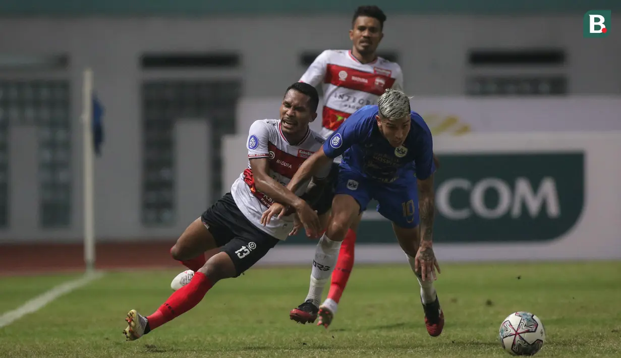 Pemain Madura United, Dodi Alekvan Djin (kiri) dan pemain PSIS Semarang, Jonathan Eduardo Cantillana berebut bola dalam laga pekan ke-5 BRI Liga 1 2021/2022 di Stadion Wibawa Mukti, Cikarang, Rabu (29/09/2021). Kedua tim bermain imbang 0-0. (Bola.com/Bagaskara Lazuardi)