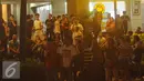 Kebakaran yang melanda Gedung Neo Soho menjadi tontonan warga, Jakarta Barat, Rabu (9/11). Gedung Neo Soho sempat terbakar hebat hampir di setiap lantainya. (Liputan6.com/ Helmi Afandi)