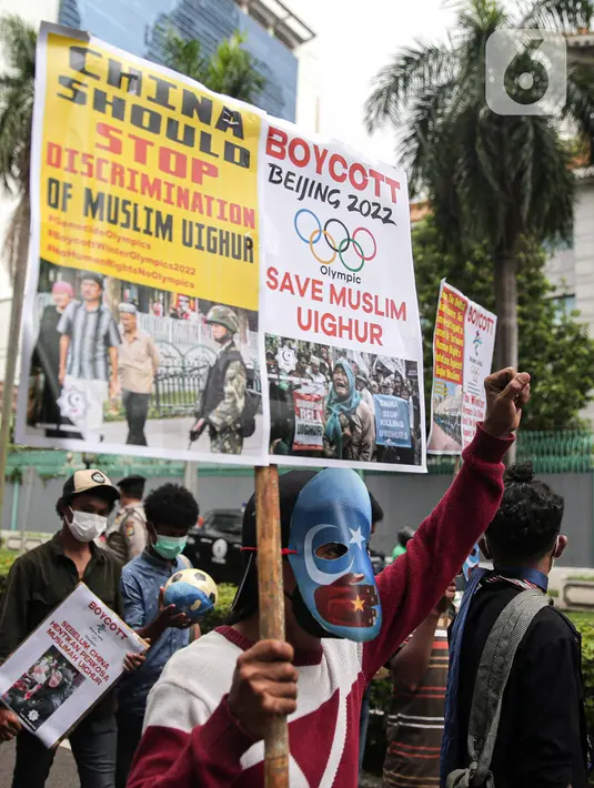 Massa Aliansi Mahasiswa Islam (AMI) longmarch saat menggelar aksi di depan Kedutaan Besar China, Jakarta, Jumat (14/1/2022). Massa meminta pemerintah Indonesia untuk berbicara menentang genosida yang terjadi pada muslim Uighur di Xinjiang. (Liputan6.com/Faizal Fanani)
