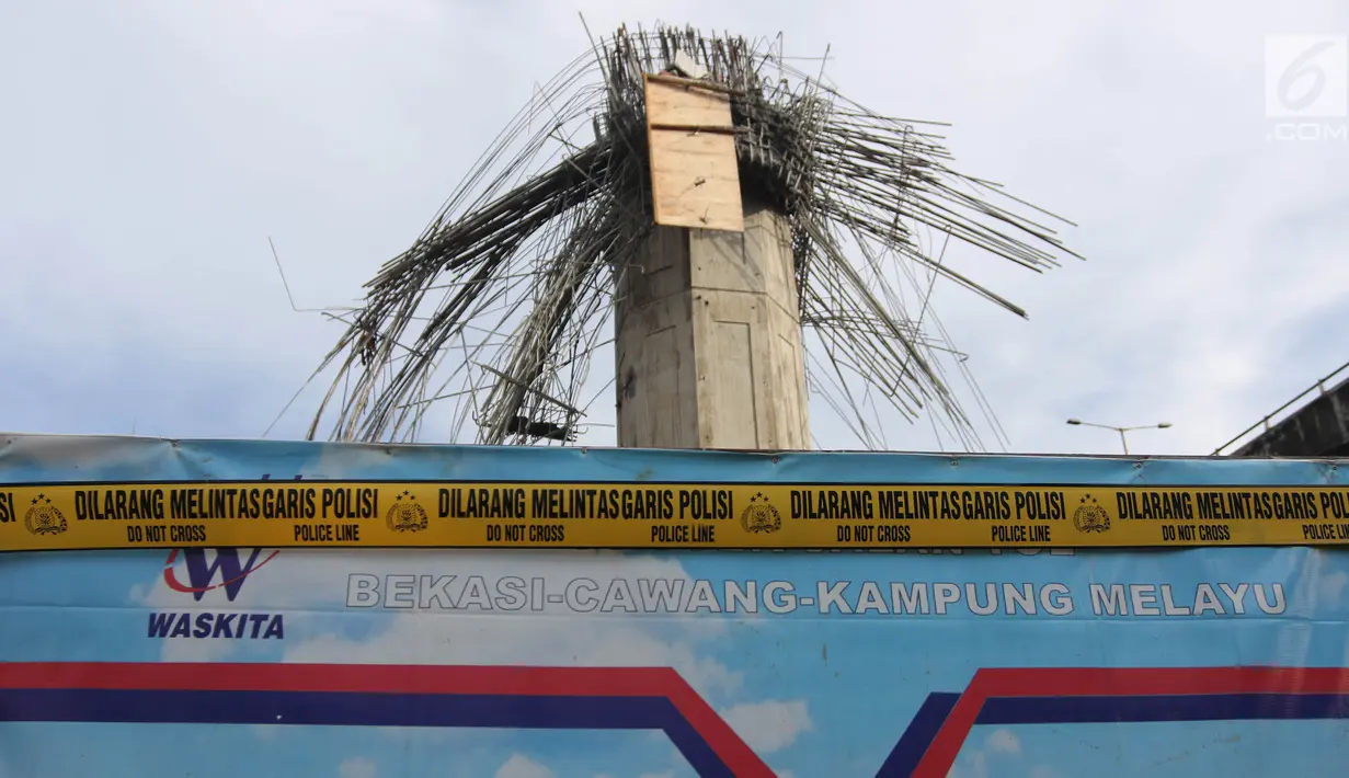 Lokasi ambruknya tiang girder proyek Tol Bekasi-Cawang-Kampung Melayu (Becakayu) dipasangi garis polisi, di dekat Gerbang Tol Kebon Nanas, Jakarta Timur, Selasa (20/2). Kejadian itu mengakibatkan tujuh orang pekerja terluka. (Liputan6.com/Arya Manggala)