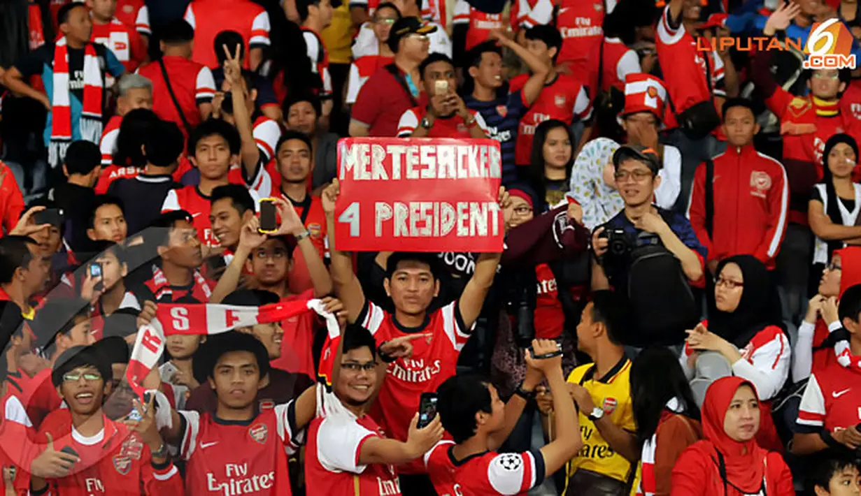 Seorang fans membentangkan spanduk pujian buat Per Mertesacker. (Liputan6.com/Helmi Fithriansyah)