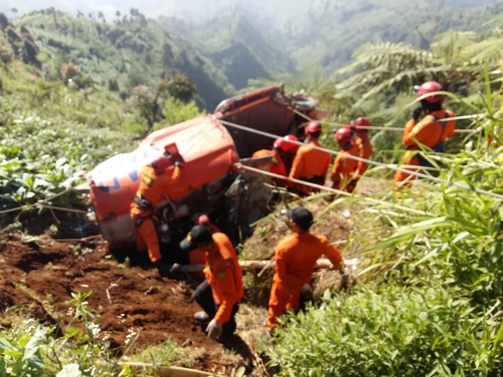 Berbagai cara dilakukan untuk mengevakuasi bangkai Heli Basarnas, termasuk dengan tali dan menariknya. (foto : Liputan6.com/edhie prayitno ige)