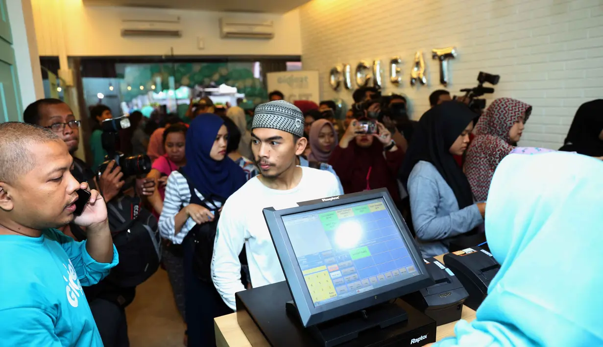 Antusias masyarakat kota Depok sangat besar terhadap kue yang dijual Nagita Slavina ini. terlihat ketika grand opening, toko kue tersebut ramai dikunjungi para pembeli. Mereka pun rela antre panjang untuk mendapatkannya. (Nurwahyunan/Bintang.com)