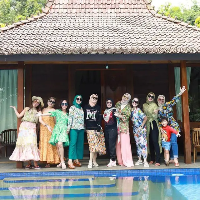 Makin Langsing, Ini 7 Gaya Ussy Sulistiawaty Arisan Bareng Sahabat