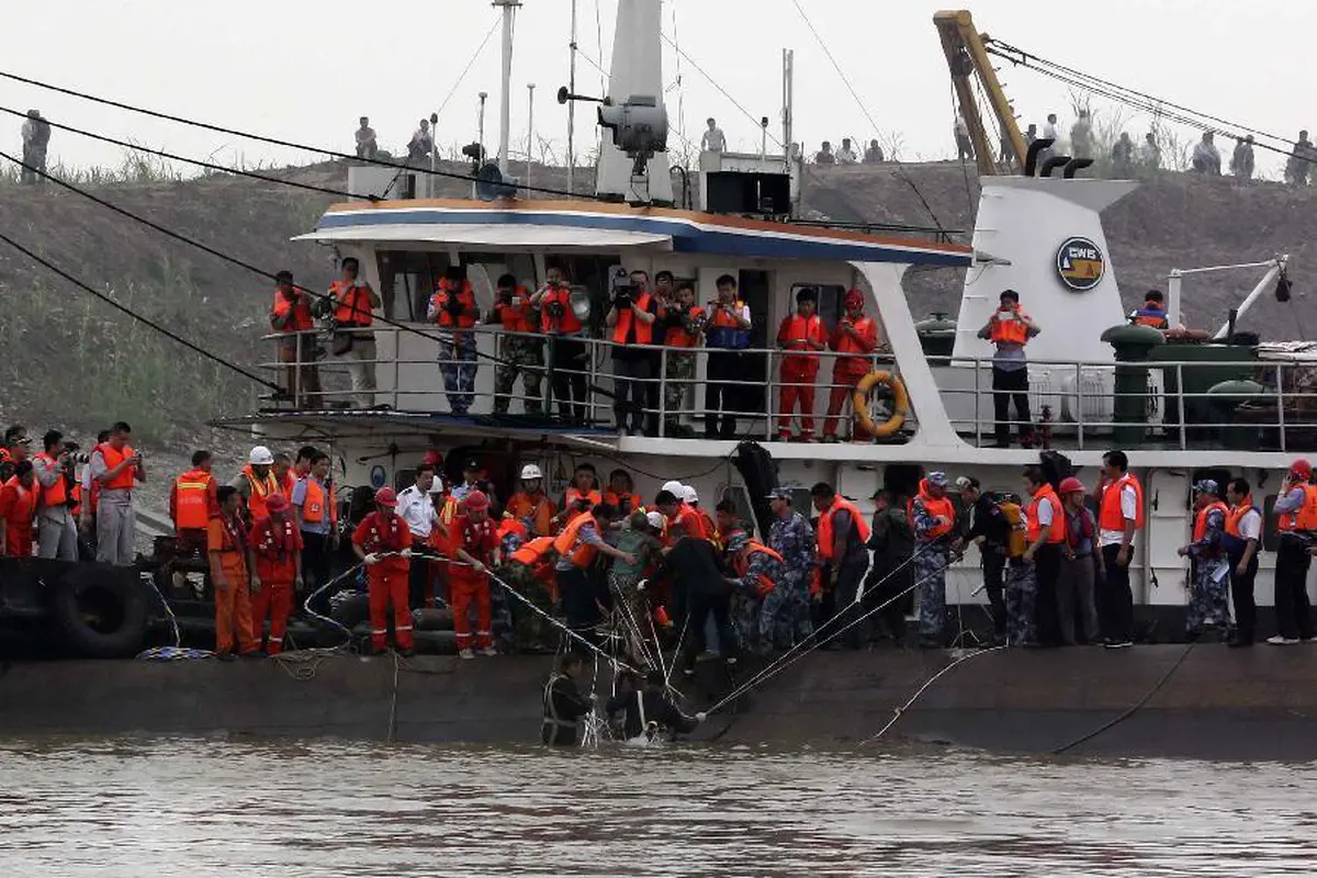 Kapal Tenggelam di Sungai Yangtze