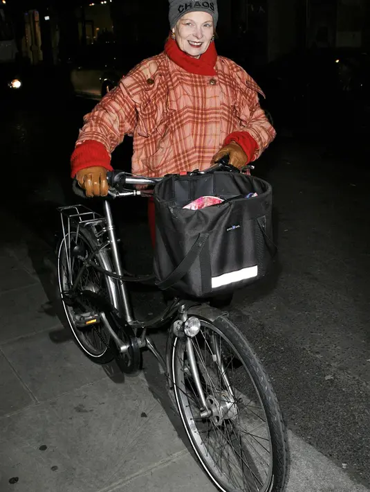 <p>Vivienne Westwood terlihat di London tahun 2009. Foto: Vogue.</p>