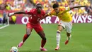 Pemain Swiss Denis Zakaria berebut bola dengan pemain Kolombia  Luis Díaz selama pertandingan sepak bola babak 16 besar Piala Dunia antara Swiss dan Kolombia di Vancouver, British Columbia, Selasa, 7 Juli 2026. (AP Photo/Lindsey Wasson)