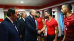 Presiden Turki, Tayyip Erdogan, masuk ke ruang ganti menyalami gelandang Timnas Turki, Arda Turan, jelang laga kualifikasi Piala Dunia melawan Finlandia di Stadion Antalya, Turki, Jumat (24/3/2017). Turki menang 2-0 atas Finlandia. (AFP/Kayhan Ozer)