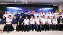Ketua Umum Persatuan Bola Voli Seluruh Indonesia (PBVSI), Imam Sudjarwo (tengah) berfoto bersama pengurus saat syukuran peringatan Hari Ulang Tahun (HUT) PBVSI ke-71 di Gedung Serbaguna Padepokan Voli Sentul, Bogor, Jawa Barat, pada Kamis (26/2/2026) sore hari WIB. (Bola.com/Abdul Aziz)