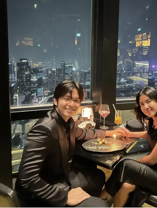 Saat dinner, Angga dan Shenina pun tampil serasi dengan mengenakan pakaian formal serba hitam. Credit: (@angga)