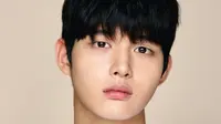 Akan tetapi pihak wanita menolaknya, akan tetapi Lee Seo Won tidak berhenti untuk melakukan kontak fisik. Sang korban pun akhirnya meminta bantuan ke kekasihnya, tapi hal itu malah membuat Lee Seo Won marah. (Foto: Soompi.com)