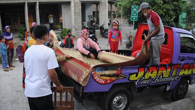 FOTO: Ratusan Orang Dievakuasi dari Lereng Gunung Merapi