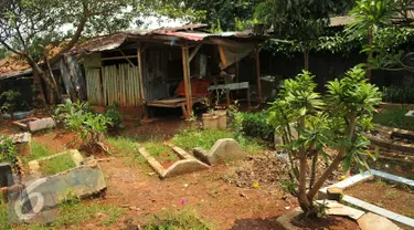 Sebuah gubuk yang sempat menjadi tempat istirahat Ayah Marshanda, Irwan Yusuf di kawasan kuburan kober Bangka IX, Jakarta Selatan, Selasa (29/3). (Liputan6.com/ Gempur M Surya)