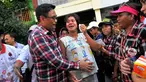Cagub DKI Jakarta Djarot Saiful Hidayat berbincang dengan seorang ibu hamil saat melakukan blusukan di Kebon Bawang, Jakarta Utara, Sabtu (26/11). Dalam blusukannya tersebut, Djarot menjelaskan mengenai program KJP. (Liputan6.com/Angga Yuniar)