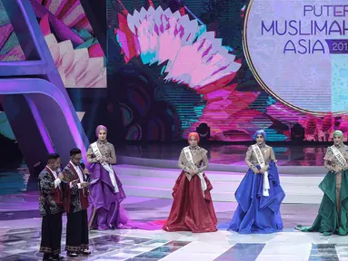 Lima besar finalis bersiap menjawab pertanyaan yang akan diberikan dewan juri dalam malam puncak Puteri Muslimah Asia 2018 di Jakarta, Senin (7/5). (Liputan6.com/Faizal Fanani)