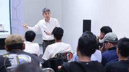 Ketua Komite Wasit PSSI, Yoshimi Ogawa, memberikan pemaparan dalam acara Refeering Workshop for Media yang digelar di Sekretariat PSSI Pers, Jakarta, pada Kamis (23/4/2026). (Bola.com/M Iqbal Ichsan)