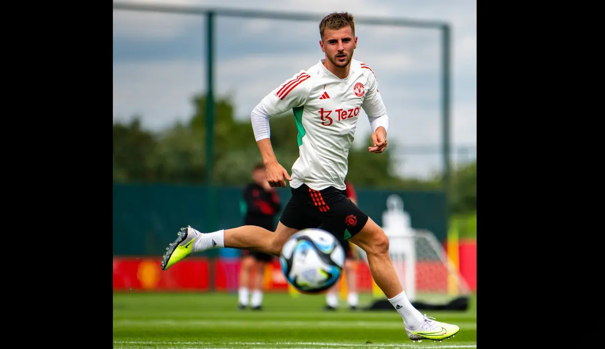 Pemain Manchester United, Mason Mount, mengontrol bola dalam latihan perdana jelang mengarungi musim 2023/2024 yang berlangsung di Carrington, Jumat (7/7/2023). (Twitter/@ManUtd)
