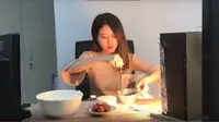 Bikin adonan kue di kantor? Kenapa tidak... (Foto: Youtube/ms Yeah)