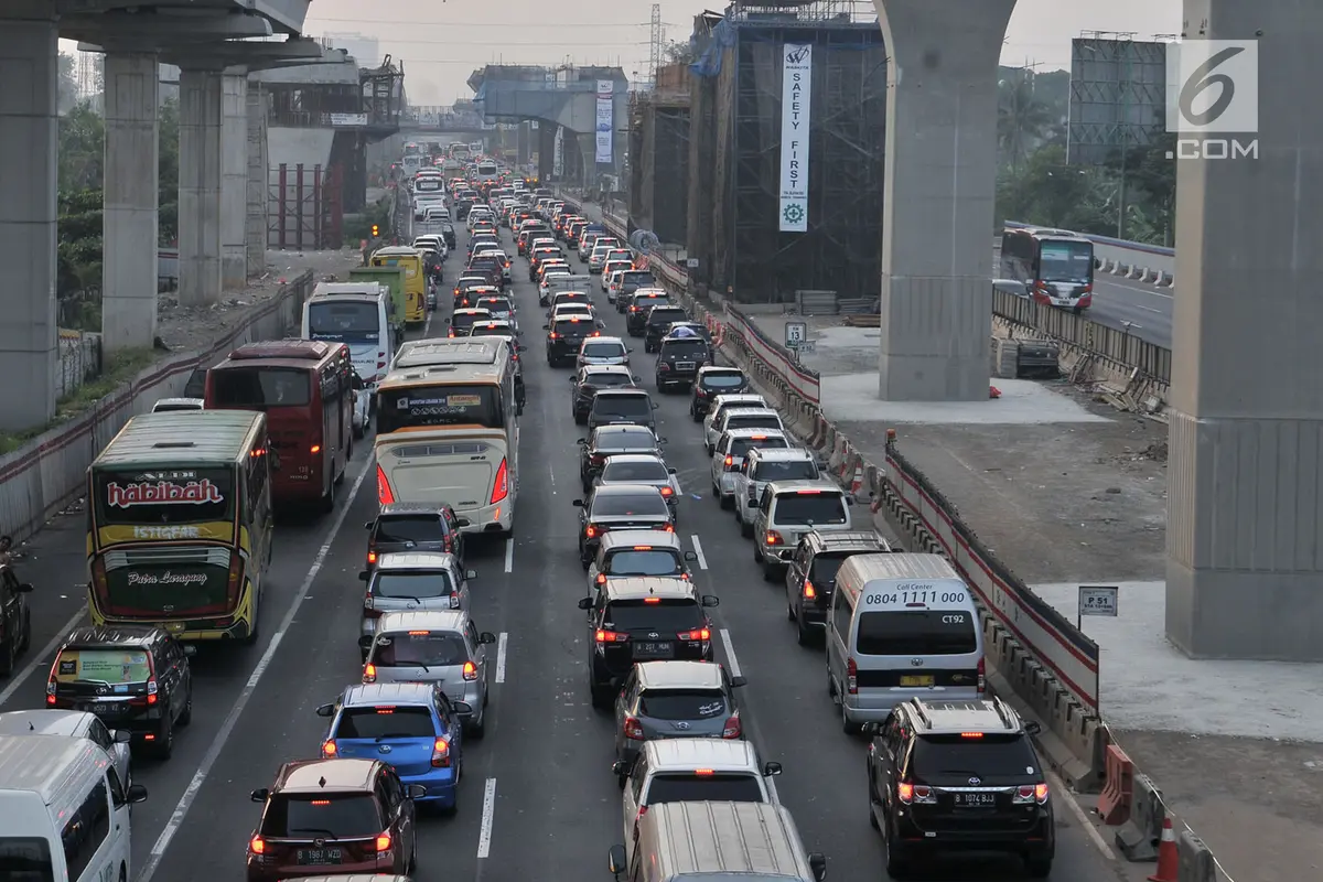 Tol Cikampek Macet Parah di Puncak Arus Mudik